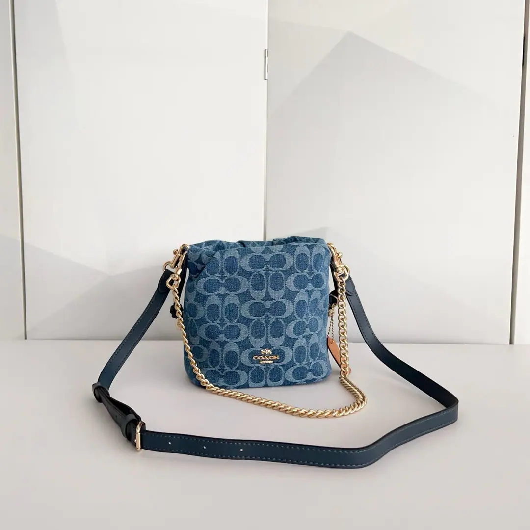 【Packaging】【Original plant level】 New bucket bag. CDE32Daning Blue., CCZ45Black CEPink. Mini-Man.FayeThe classic pull-lines., Detachable chains⛓️Shoulder belt., The fabric is too delicate. The new Queensman.FayeThe clouds are too fine and too cute, and the black blue masters, and the sewn up well-designed little fragrances are beautiful. Dimensions17/11/15.