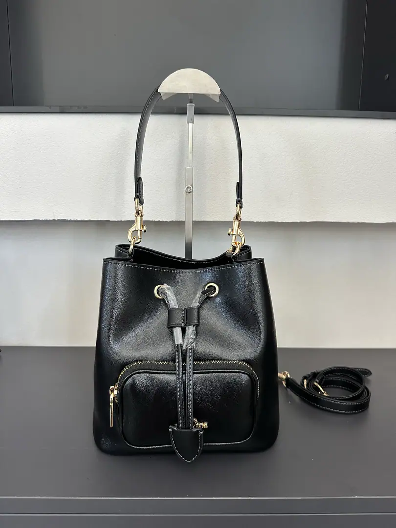 【Packaging】【Original plant level】 【New paragraph】COACH/Cork!CES95Ms. Ole's cattle leather.ROWANThe buckets are slanted., Internal zipper bag, Pull the rope., Vertical length of fabric liner22cmHand handle can be removed, Outlink zipper bag., Vertical Length54cmDismantled shoulder belts., Shoulder or slash, Dimensions21.5cm（Long）x 21.5cm（High）×14cm（Kuan）