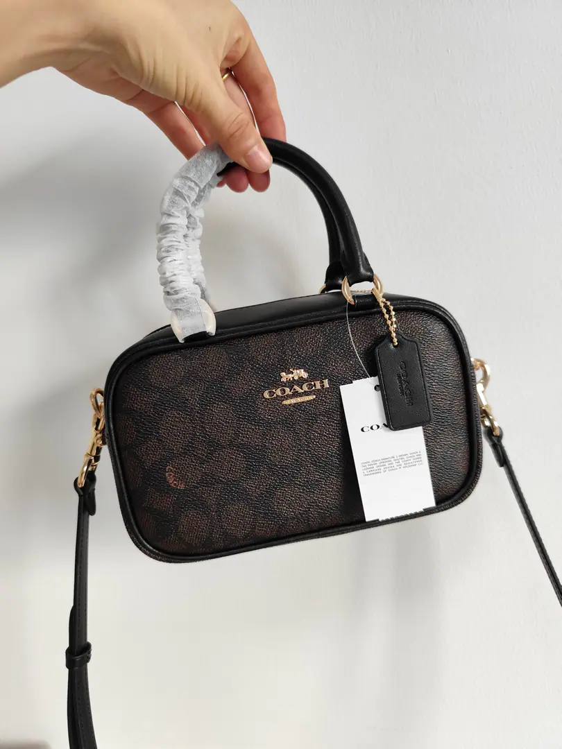 【Original factory skin】【Packaging】 CW SatchelNew Boston Series. bowling bag., Sign the coatings with old flower and cow leather., You can take a hand and slash., This little duffle bag is really too simple., The whole line is stronger., The top is clean and very nice., And a little retrograde., It looks small but it's a good day's trip.. Dimensions: 18.5.x8x12cm