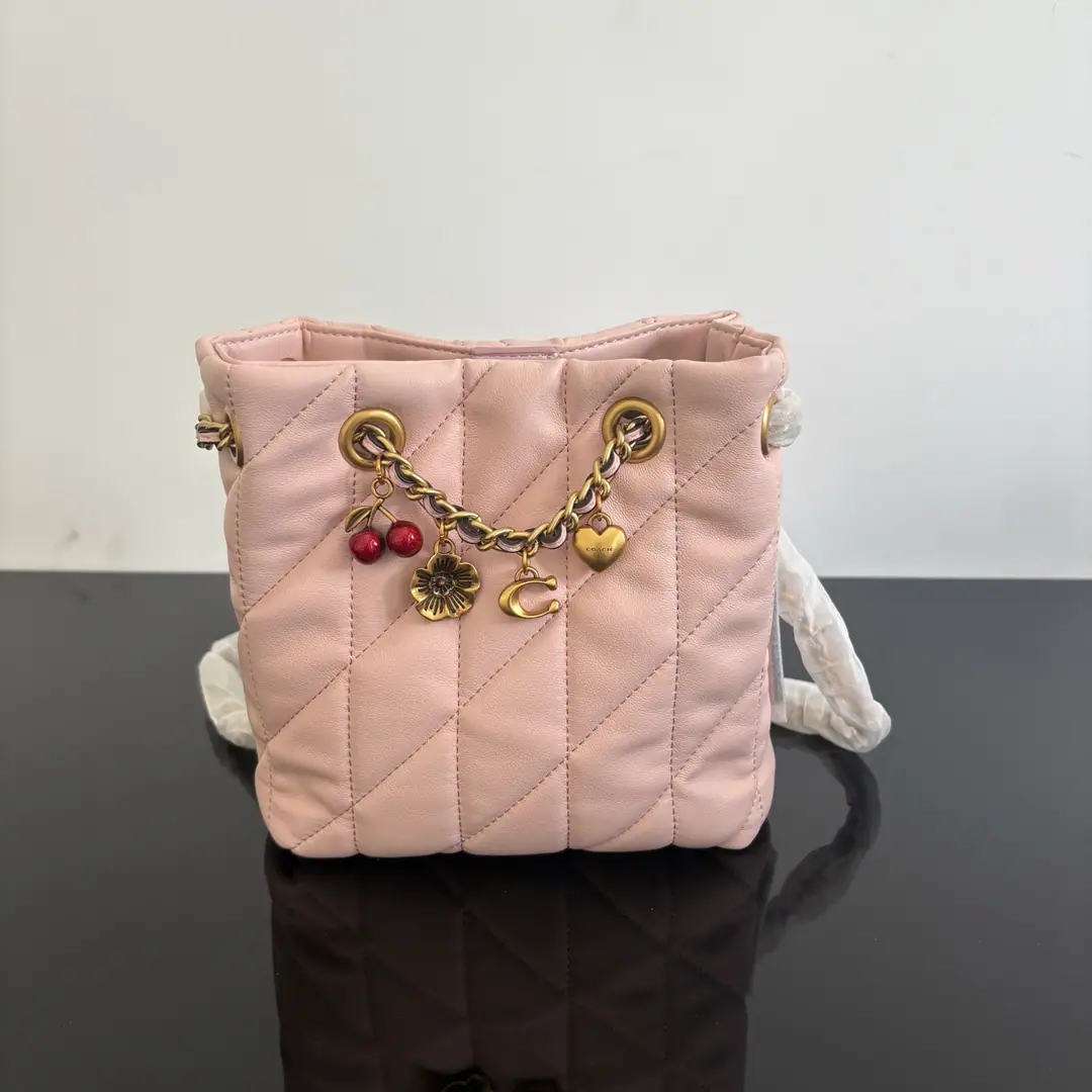 【Original factory skin】【Packaging】 JulyJadeLittle Fook bag.🌸The girl feels cherry pink. SoftfufuDrimmy pink., The girl's feeling like she's just full of it.🌸 Cherry on the chain., Flowers, Love is a little bit weak and a little moving.～ Dimensions: Long14.5centimetres Kuan9centimetres High17centimetres Next call.15013139986【TB88KC88】v.Letter
