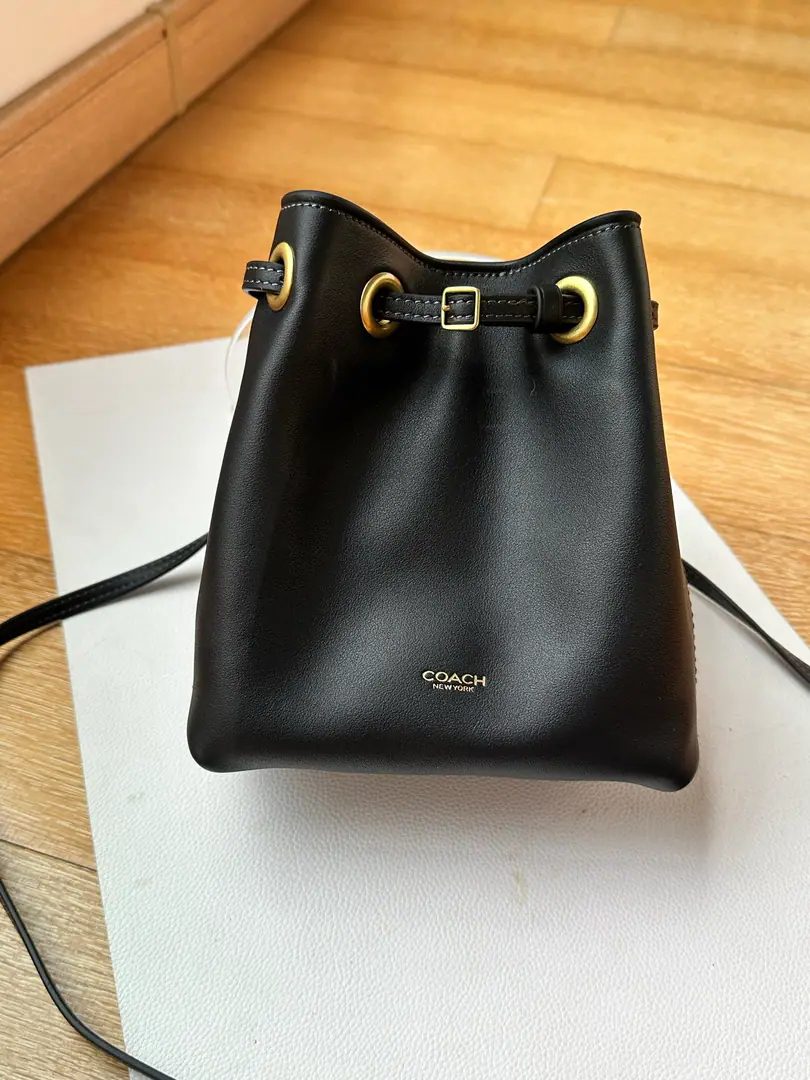 【Original factory skin】【Packaging】 coach7Moons., jadeLittle Fook bag., Classic black., Original MonoQuality, - The little bag of ropes. A single shoulder slant bag under the armpit., Use head-deck skin., ♪ Soft and tender ♪, The leather is so good., Open pocket pull ropes inside., The fabric line., Regable shoulder belt, Shoulder or slash, ♪ Fine, small ♪, No style, no style.…… Dimension. 14.5cm（Long）× 17cm（High） 9cm（Kuan）