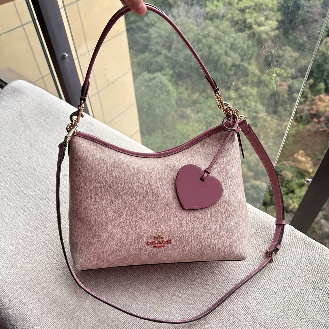 【Packaging】【Original plant level】 CoachCork! CDQ14 laurelA series of drifters. Single shoulder slant bag. The latest Valentine's Day limit., The classic bean with the old flower with the top layer of cow leather., Two shoulder belts., You can have your hands slanted., Lazy look., Open Arc Design, It's a huge capacity., Colour value coexists with utility, Four seasons common, It's a lot of style., It's a daily travel instrument.. Dimensions: 31×10.5×23.5cm
