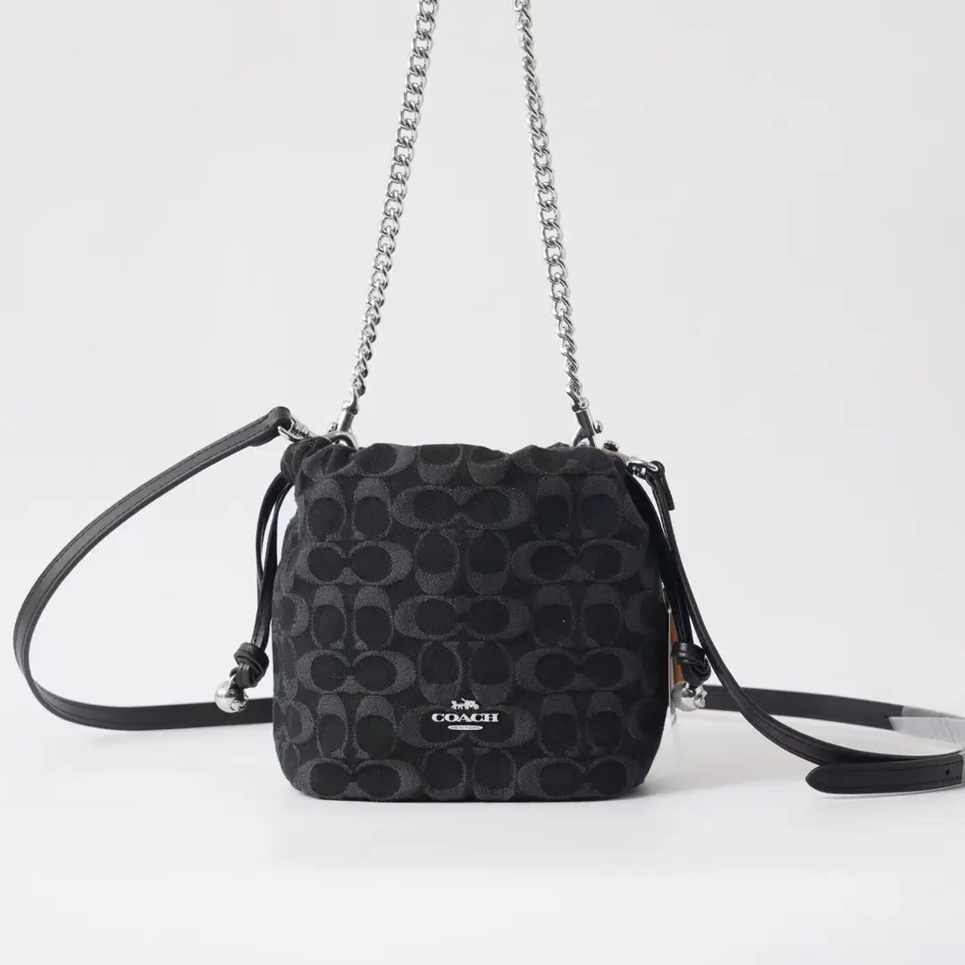 【Packaging】【Original plant level】 New bucket bag. CDE32Daning Blue., CCZ45Black CEPink. Mini-Man.FayeThe classic pull-lines., Detachable chains⛓️Shoulder belt., The fabric is too delicate. The new Queensman.FayeThe clouds are too fine and too cute, and the black blue masters, and the sewn up well-designed little fragrances are beautiful. Dimensions17/11/15.