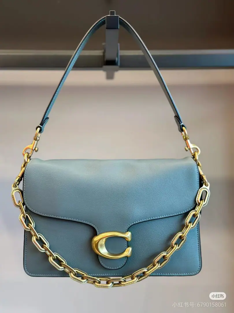 【Original factory skin】【Packaging】 Blue new stuff. Five-colour spot. chaintabby caf52 The interior layer caps were increased to be soft and flexible. A multilayered super-loading. It's very practical. Three. Shoulder belts and chains can make many styles. Dimensions26:16.5*8.5