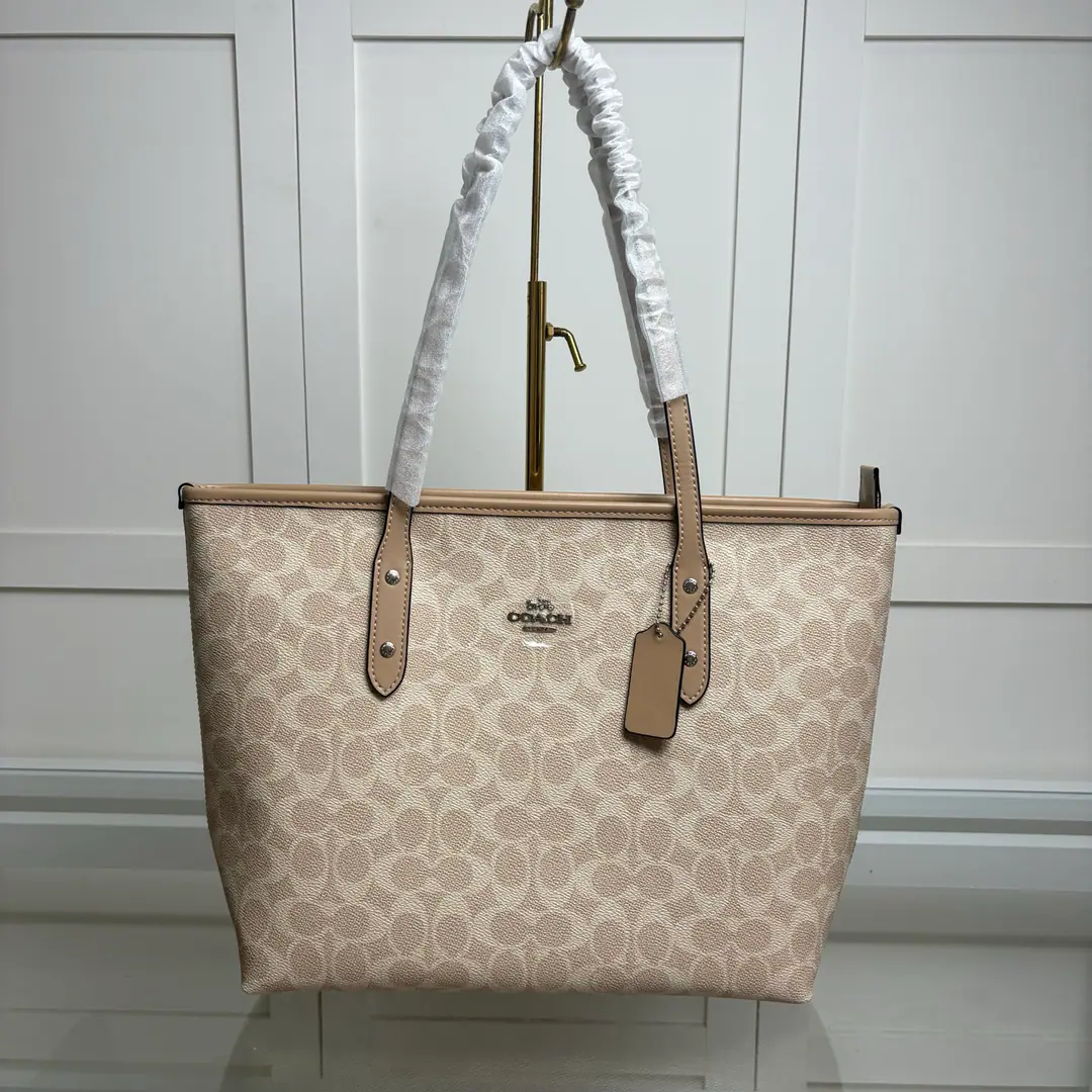 【Packaging】【Original plant level】 Coach The Queen's Shopping Bag. A lot of people like it.coachShopping bags Classic.！You can drop your daily supplies.！- It's a very convenient commute.！Dimensions: 30*10*27cm. CCQ28