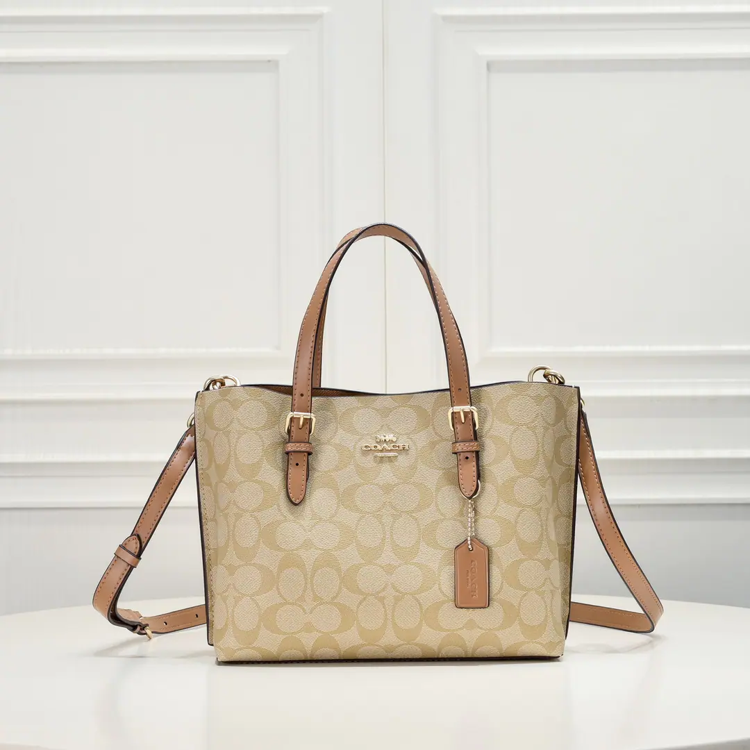 【Original factory skin】【Packaging】 CoachNew paragraphMollie toteTotbag.c4250 It's been a big time, Little Tote bag.~With Tot's bag, and it's very delicate., The old flower is a classic., The latched layer., It's very practical.！Dimensions:25*19*12cm