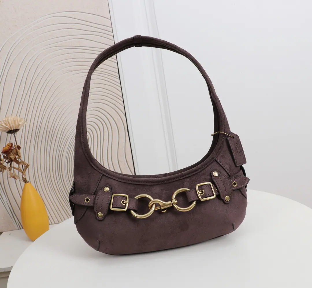【Original factory skin】【Packaging】 Coach The single armpit is under the bag. Dimensions: 26.5*11*8cm Model: CEN80