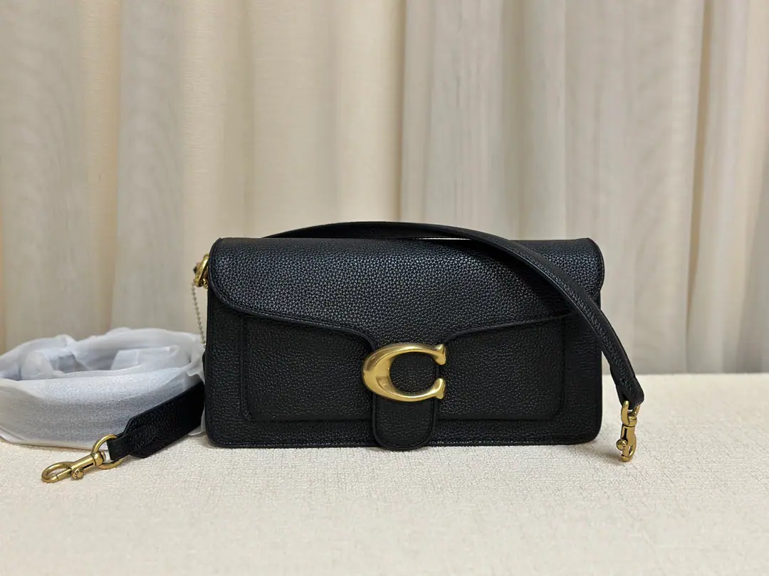 【Packaging】【Original plant level】 Lady Wine-Back. Good quality. With two shoulders. One long one can slash on one shoulder. A short shoulder belt can be a handkerchief. Put the armpit in your bag. 73995 CoachTabbyA series of handbags. But the handbill slanted. Dimensions: 26*15*7.5cmWhite black spot supply