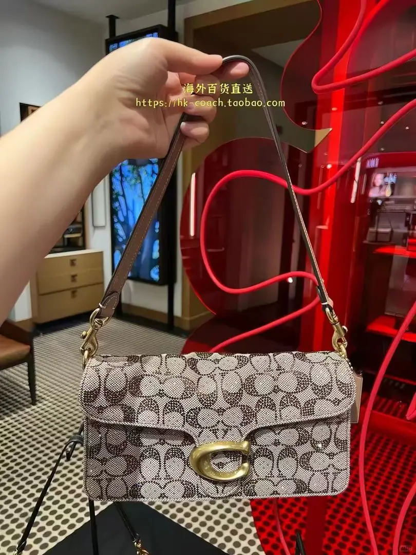 【Packaging】【Original plant level】 Cork!tabbyWater rigs, coach Tabby, Bring up the sails. + Brown leather sling., Gold C Buttons, It's got a brown leather shoulder belt.. The bag is... Coach The classic. Tabby Outline of the square box, Top C - And the top is open.. Classic square box shape + C High level of recognition for buttons.. This one says the paints are colored and tender and ancient., It's a little bit more texture than a pure old flower.. Daily dress., Pizza.,, The little bag is just right., It's a nice one., It's easy or it's very symmetrical.. Dimensions: 25.5*6*15