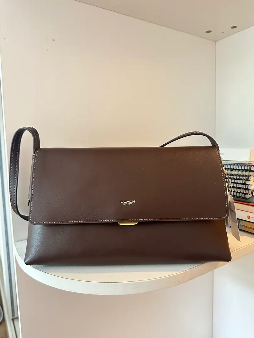 【Packaging】【Original plant level】 coach CDS58, The wine and red. It's a very good money., Low profile luxury., It's a very air-like style. Single shoulder., The laptops are all very nice., And it's super-capacity., A very useful one-hand armpit under the bag., The top is very good., Nice back., The recommendation must be for this single shoulder bag. Dimensions:30*18*12