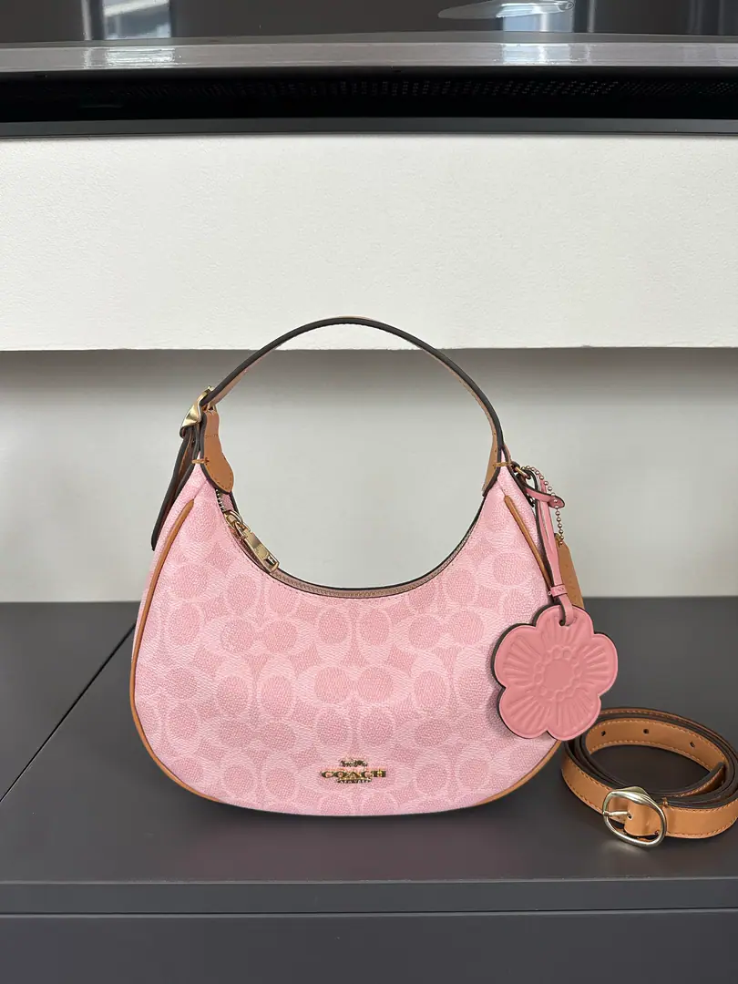 【Original factory skin】【Packaging】 【New paragraph】COACH/The new Queen of Elmer.CDW86 CDX17 CDW87 CDX21 CDX34 Madam's monthly bag.EmilyThe mantle is a single shoulder slanted bag under the armpit., Disableable to adjust long shoulder belts, There's a zipper pocket inside., Size length23.5cm x High13cm x Kuan6cm Next call.15013139986【TB88KC88】v.Letter