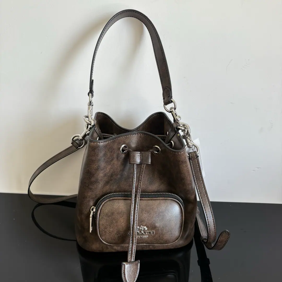 【Packaging】【Original plant level】 【A gift from the seventh year.】COACH/Ms. Corsy Orly's cattle leather.ROWANThe buckets are slanted. CES94 Dimensions: 21.5*21.5*14