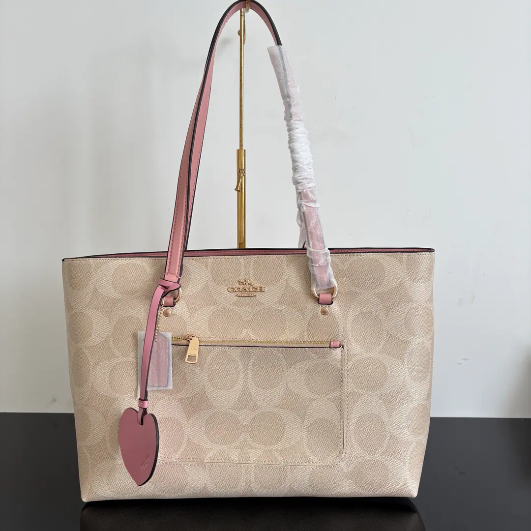 【Packaging】【Original plant level】 COACH/Miss Ulrich, the old flower.STATION 35The Tottal bag is a large capacity for a single shoulder bag. CDB47 Dimensions35*26*13