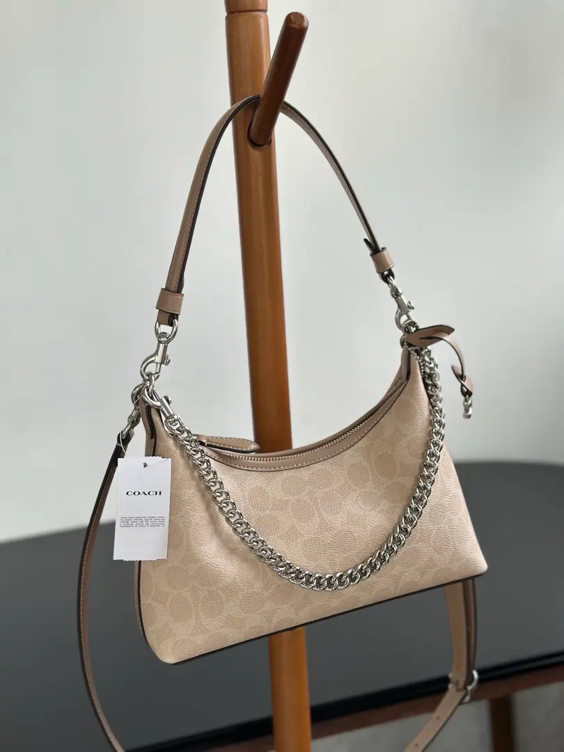 【Original factory skin】【Packaging】, CHome. CAM26 JulietJuliette's old flowery bag., Three shoulderband design, A variety of free-association techniques., I'll look good on my back any way I can., Fashion front., The restful wind is full.. A whole bag of classic old flowers, slinging up the skin of cattle., It's really nice to have a metal chain., Very advanced.. Dimensions: 27.5*11.5*10.5