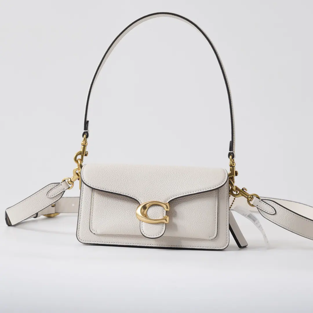 【Original factory skin】【Packaging】 CY Tabby20The series of wine-god bags., One shoulder under the armpit, slanted handbag.. This is a very good job.TabbySingle shoulder bags are recreated in modern ways.1970The design of the era, Made from polished pebbles and pebbles. It's tight.20Numbering26No. A little more subtle., With two straps to disassemble., It's a matter of both., Or a short shoulder or a slash.. It's a classic symbol of hardware., And the most impressive charm.. Dimension: 20x17x7cm