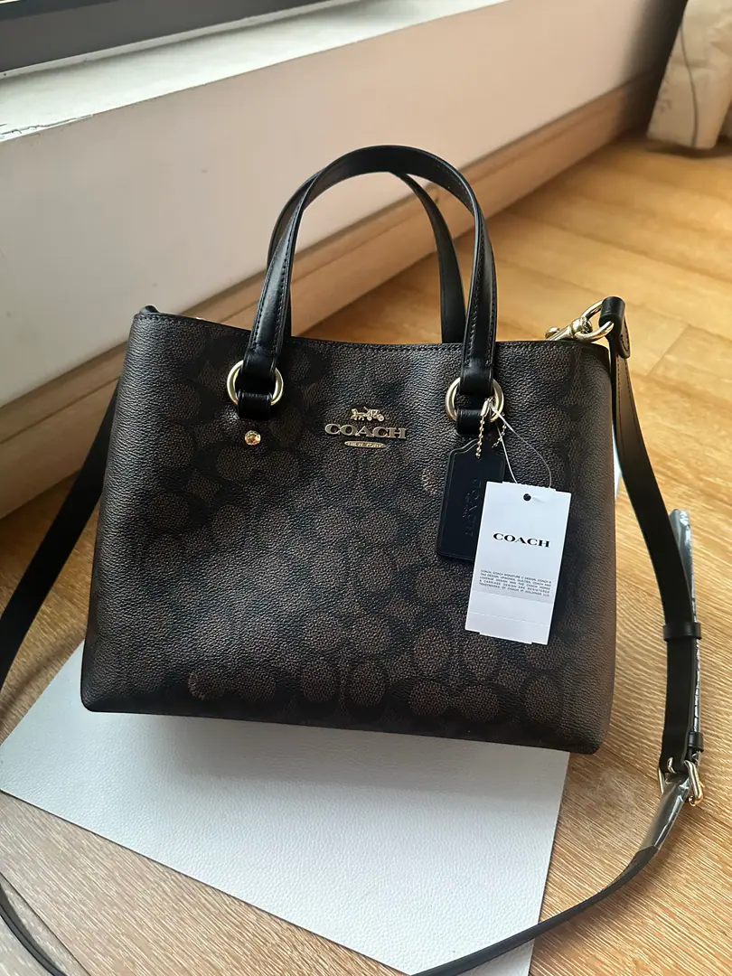 【Packaging】【Original plant level】 coachJulystationLittle Tote's got it., Black and curry., Small and light., There's a partition., But the bill of lading slanted., The strap can be broken., The required daily commuter size28/20/11.5