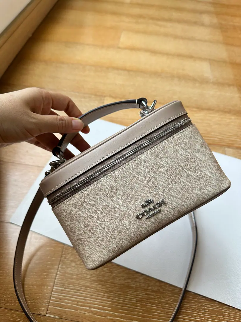 【Original factory skin】【Packaging】 Bean sand.【New】Coach 5Moons. CEO23 OriginalsBox. The material is for leather with baseball gloves., Soft and durable., It's a great touch., I'm feeling comfortable with my back.. Don't look at it as small and delicate., The inside is very good.“Load”Dimensions22/17/9 Next call.15013139986【TB88KC88】v.Letter