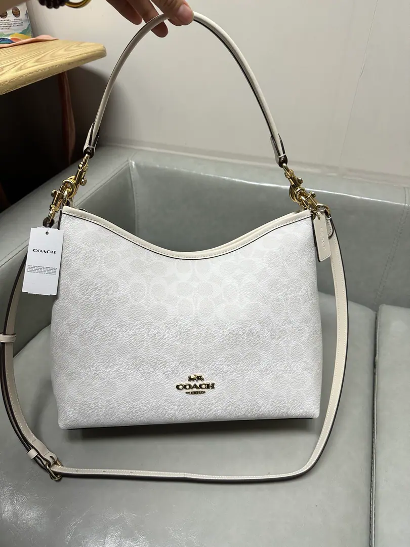 【Packaging】【Original plant level】 Ice white shipment.CoachCork! CV laurelA series of drifters. Single shoulder slant bag. The old glacial flower with the top-deck cortex., Two shoulder belts., You can have your hands slanted., Lazy look., Open Arc Design, It's a huge capacity., Colour value coexists with utility, Four seasons common, It's a lot of style., It's a daily travel instrument.. Dimensions: 28×18×11cm