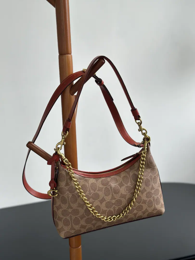 【Original factory skin】【Packaging】, coachCAD75/CAM26 Juliet Series25The small armpit is under the bag.3Colour Wrinkles of wax skin./The head of a cow has a good eye., It's very stable., Three shoulder belts., The top is also decorative. At the same time, the old flower rate is higher., CI'm a flower., With a little hanger. This paragraph has been reminiscent of the past. Metal chains⛓️ A pen with a pointer., Stylish and delicate. But the armpit is slanted., Fits to multiple styles Dimensions25/7/20