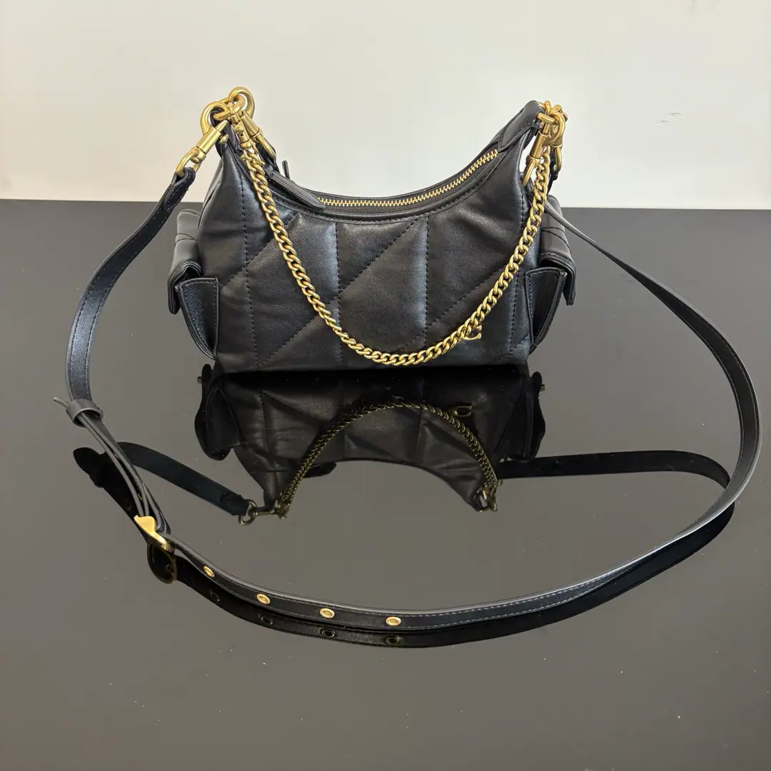 【Original factory skin】【Packaging】 Small Coach- I'm not a liar.22One pack of three. Package size22cm, It's just a cell phone., Pizza., Keys., Lipstick, The daily travel capacity is fully adequate. Bring yourself three shoulder belts.!Skin shoulder belt.+Metal chain wide shoulder belt+Long slant swirling straps. Single shoulder., Armor!, Slash three backs and switch at your heart., Three styles a day. CCL38