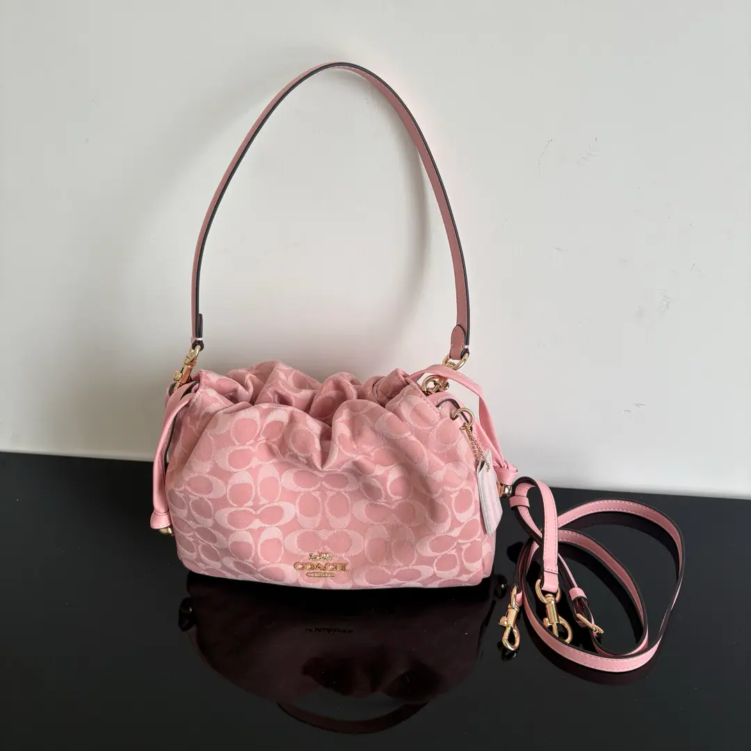 【Packaging】【Original plant level】 Big number. COACH/The Corse. Arlé.FayeLadies, the big one-ning cowboys have a single slanted handbag. CFD03 Dimensions22.2*18.3*8.5