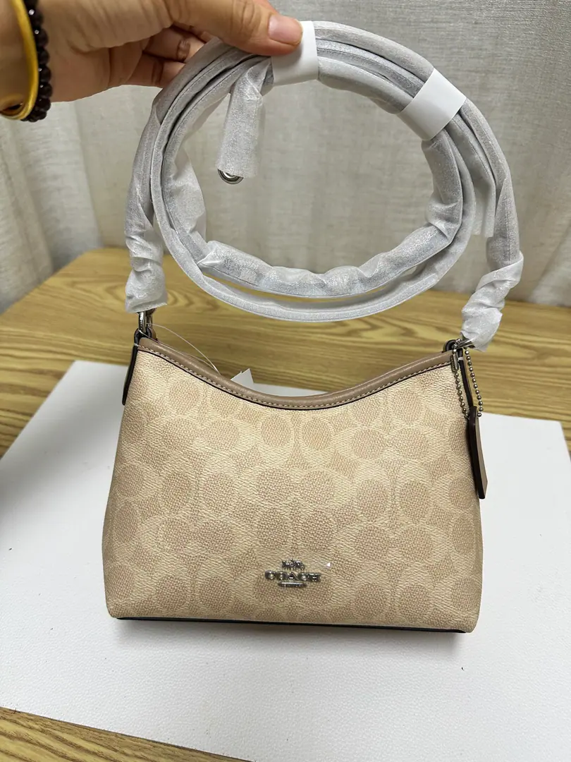 【Original factory skin】【Packaging】 coachAnother big hobo bag.CBH15 Summer's Blast., Mini-body., It's a big deal., Unlock the space magic., The little body is hard to accept., Telecommuting equipment+The make-up myth.+We'll take care of the little stuff., One shoulder slant handheld., It's a good match for the season., Very recommended. Bottom Size19/High15.5/Bottom Width7.5 Next call.15013139986【TB88KC88】v.Letter