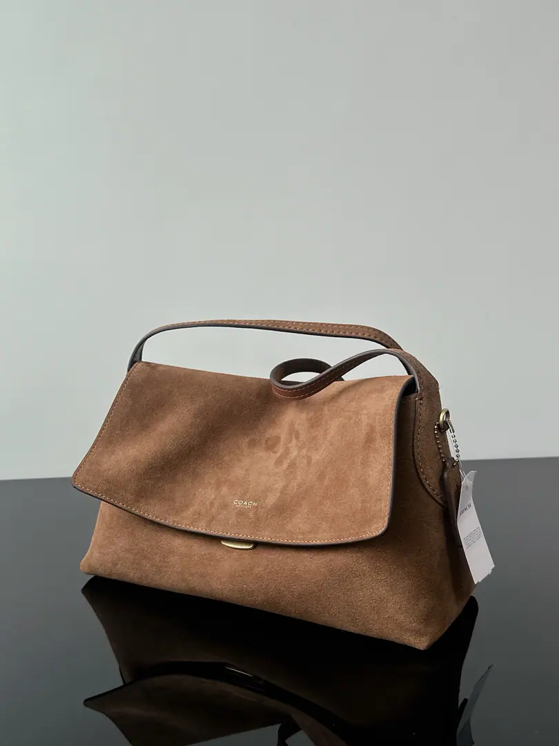 【Packaging】【Original plant level】 It's a good counter-skin brown., Low profile luxury., It's a very air-like style. Single shoulder., The laptops are all very nice., And it's super-capacity., A very useful one-hand armpit under the bag., The top is very good., Nice back., The recommendation must be for this single shoulder bag. Dimensions:30*18*12