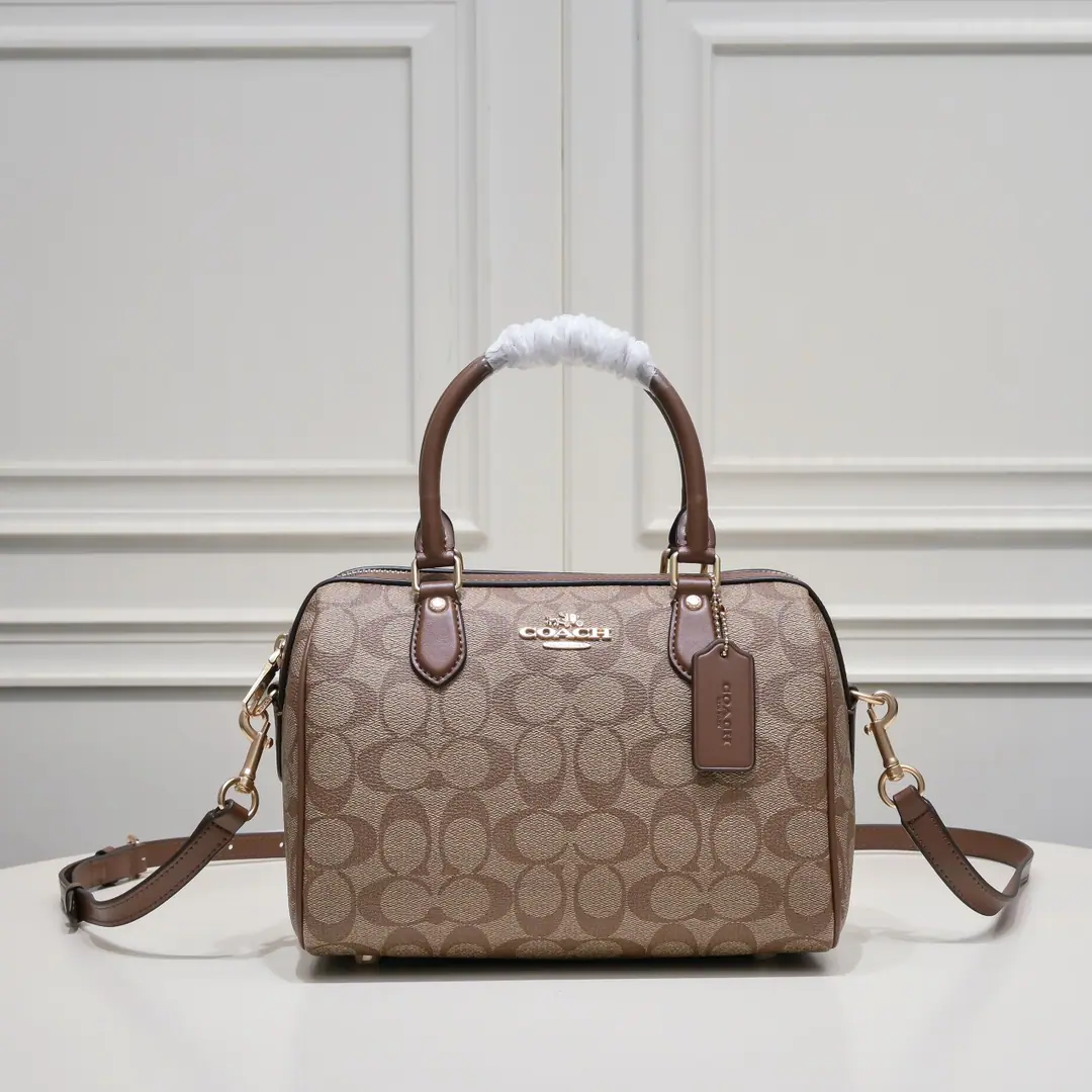 【Original factory skin】【Packaging】 CoachNew paragraphRowanBoston.CH The new color of the year is really impressive., Every color is a hundred.！The whole new upgrade of the pillow bag is back-knit again., More holistic advanced. You can carry your back., Slash the handheld., And there's plenty of room for inclusion., Repository items for daily use, It's good-looking and useful.！Dimensions: 25*15*12cm