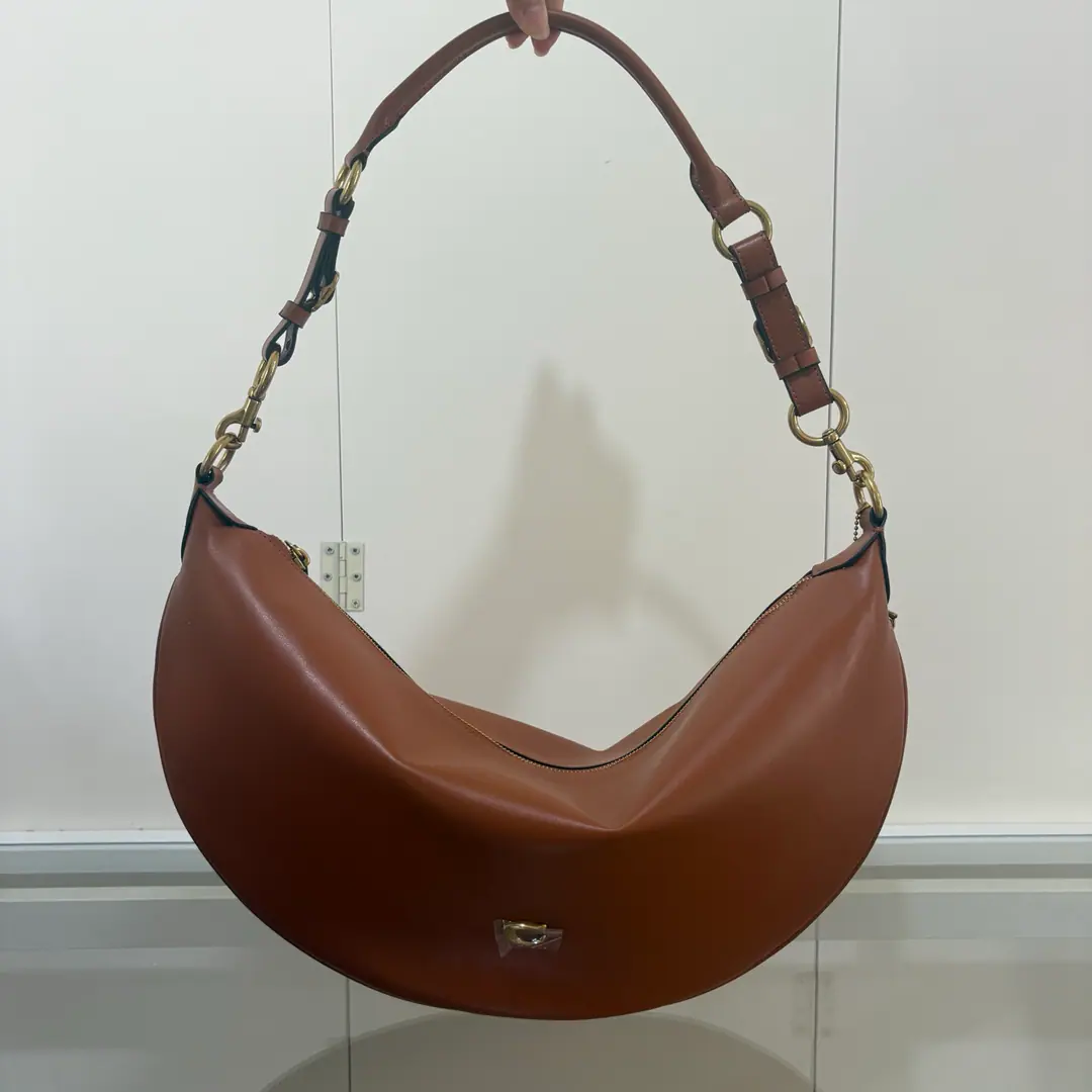 【Original factory skin】【Packaging】 COACH CEN32 PAIGESingle shoulder backpack., Black leather.+MetalCTitle, Jane's got a lot of air.!Arcs are full of threads., Shoulder band adjustable, Single shoulder./I'm gonna put my armpits on my back.OK, I can use it for commute.. Leather soft and durable., The more you use it, the more you shine., It's safe and convenient to zip., The daily stuff is easily collected.. It's practical and design-oriented., It's the ideal package for a city girl.! Open up.48High25Huge1
