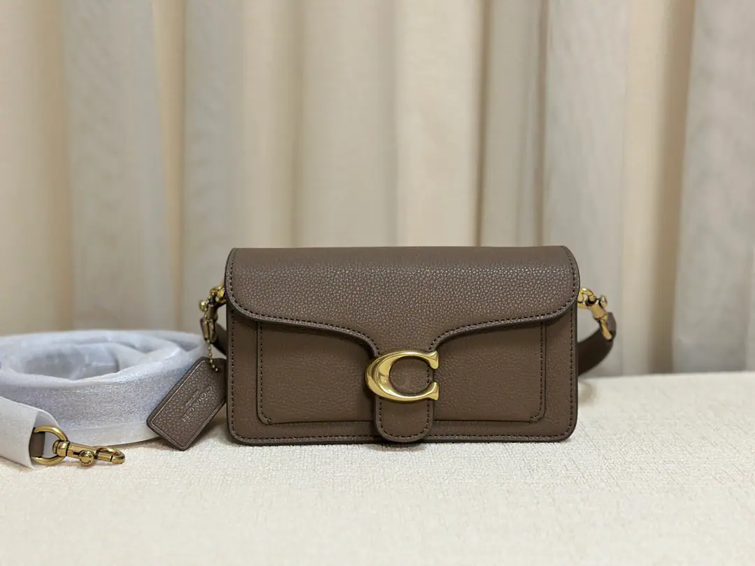 【Packaging】【Original plant level】, Lady Wine-Back. Good quality, all new color.: B4HA, CY New shoulder belts are higher.10A centimetre is more appropriate for a single shoulder.[Celebrate.][Celebrate.][Celebrate.][A gift.][A gift.][A gift.][Celebrate.] With two shoulders. One long one can slash on one shoulder. A short shoulder belt can be a handkerchief. Put the armpit in your bag. Dimensions: 20cmx10.5cmx7cmWhite gray brown spot supply