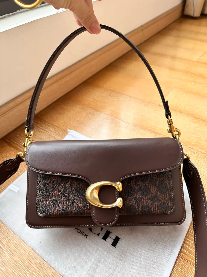 【Original factory skin】【Packaging】 CI Dark brown quality bar.coach/The new Queen of Elmer. Head-deck skin quality New shipments. C1032 Tabby26 The new version of the Mardi Gras bag is here.～The head of a cow with a classic old flower.logoMaterial Quality is comparable.！ The new version side uses a accordion design, I've got a sense of hierarchy.！I've added a layer of inner layers., The cortex is also upgraded., ♪ And my hands are soft ♪, Quality UP UP The pattern is the same as before. Classic, A classic brand. Yes.2A strip that can be disassemble., A pack of them., But the handy.-Single shoulder.-Slash-You can make armpit bags. This color., It's a lot of style. A pack of everything.！ Dimensions: 26*15*7.5.