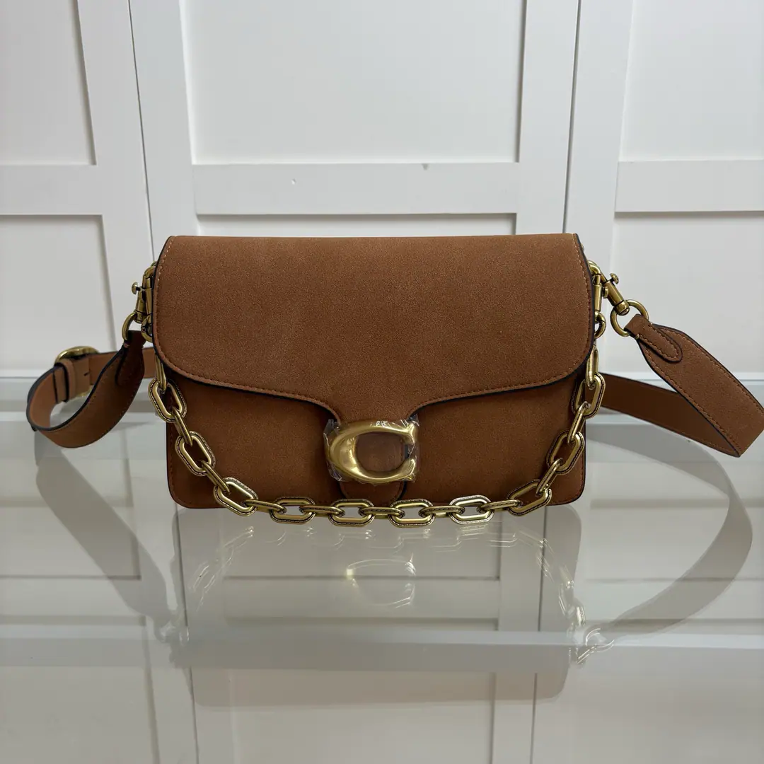 【Original factory skin】【Packaging】 New chaintabby CCk51 The interior layer caps were increased to be soft and flexible. A multilayered super-loading. It's very practical. Three. Shoulder belts and chains can make many styles. Dimensions26:16.5*8.5