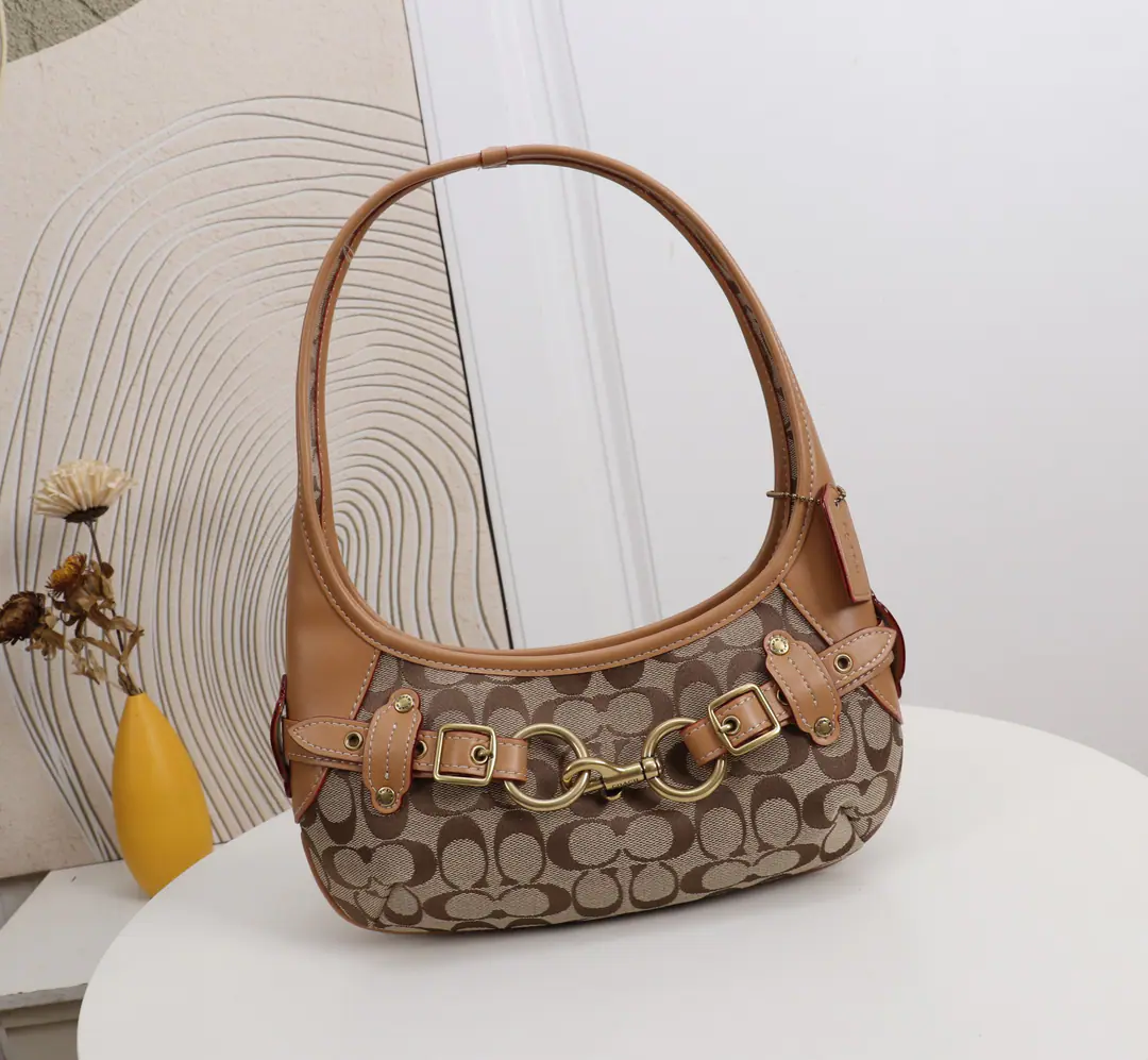 【Original factory skin】【Packaging】 Coach The single armpit is under the bag. Dimensions: 26.5*11*8cm Model: CEN80