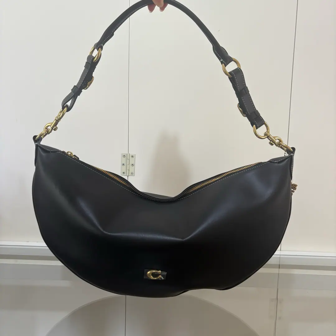 【Original factory skin】【Packaging】 COACH CEN32 PAIGESingle shoulder backpack., Black leather.+MetalCTitle, Jane's got a lot of air.!Arcs are full of threads., Shoulder band adjustable, Single shoulder./I'm gonna put my armpits on my back.OK, I can use it for commute.. Leather soft and durable., The more you use it, the more you shine., It's safe and convenient to zip., The daily stuff is easily collected.. It's practical and design-oriented., It's the ideal package for a city girl.! Open up.48High25Huge1