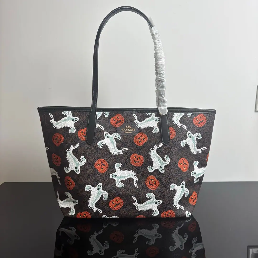 【Packaging】【Original plant level】 COACH/"The Queen's Totbucks under the armpit." CCE60Dimensions33*29*16