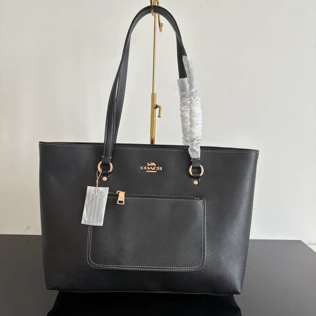 【Packaging】【Original plant level】 COACH/Miss Ulrich, the old flower.STATION 35The Tottal bag is a large capacity for a single shoulder bag. CAY99 Dimensions35*26*13