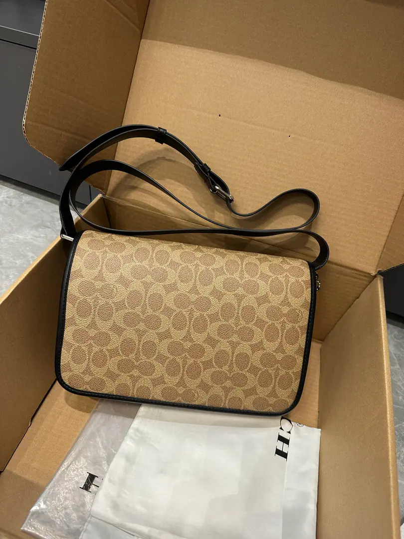 【Packaging】【Original plant level】 【8Monthly new paragraph】COACH/Cork!CES27 CES29 Aurel's old flower.COLBY 28The courier bag is slanted and the mailman bag is over-mounted., Internal zipping bags and multipurpose bags, Magnetic button opening, The fabric line., Vertical Length55cmRegable shoulder belt, You can pull out your shoulder or slash your zipper bag., 28cm（Long）× 18cm（High）×7.5cm（Kuan）