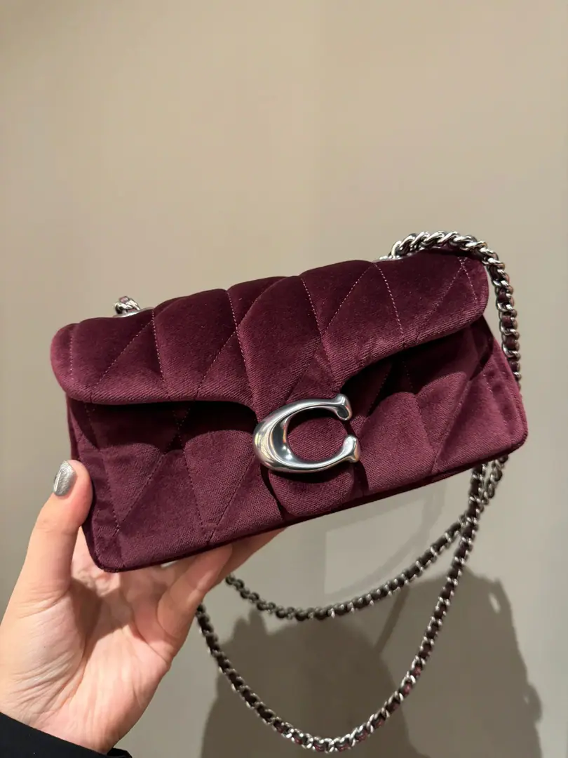 【Original factory skin】【Packaging】 20cmcm+ AALH5858micro coach♪ ♪ ♪ The velvet red ♪ ♪ of November ♪ Paragraph: CW TABBY 20 It's a big wine., Advanced sensibilities., And the most luxurious.. Velvet material., Touchy., Quality is full.. A fine hardware suffix., The details show the charm of the brand.. This bag is definitely a fashionable package.