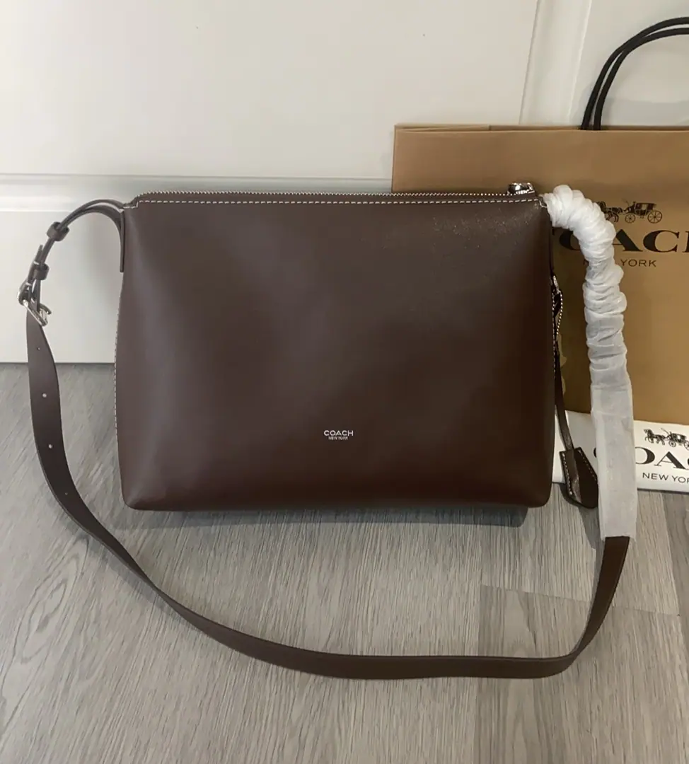 【Original factory skin】【Packaging】. COACH/Cork!mott cCW7733 CCB57It's been super hot lately. COACH/Same paragraph for men and womenmott33 It's been super hot lately. It's already a big bag of fire., It's a big capacity. CoachThe postman's bag was loosely suffocating.33/25/8