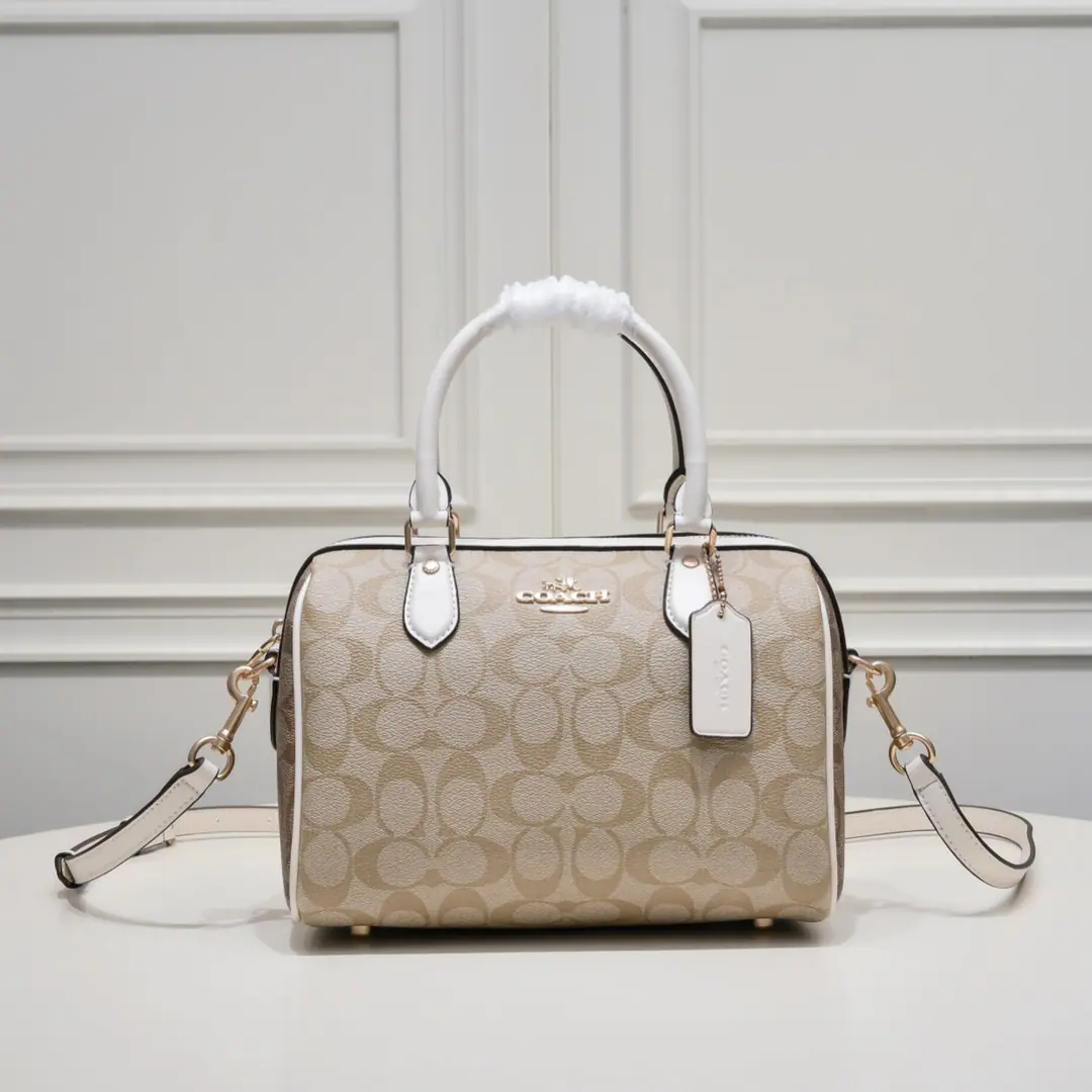 【Original factory skin】【Packaging】 CoachNew paragraphRowanBoston.CH The new color of the year is really impressive., Every color is a hundred.！The whole new upgrade of the pillow bag is back-knit again., More holistic advanced. You can carry your back., Slash the handheld., And there's plenty of room for inclusion., Repository items for daily use, It's good-looking and useful.！Dimensions: 25*15*12cm