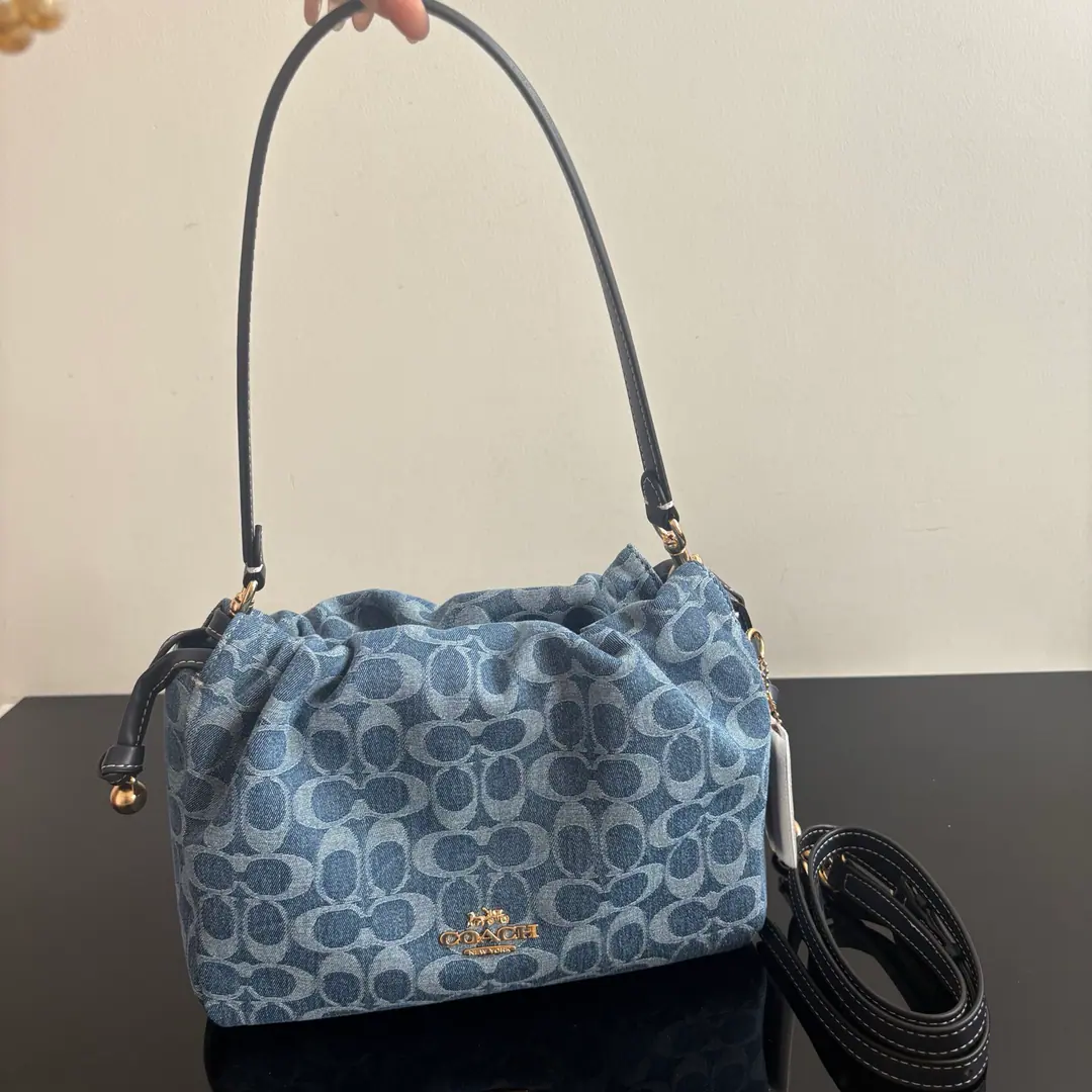 【Packaging】【Original plant level】 Big number. COACH/The Corse. Arlé.FayeLadies, the big one-ning cowboys have a single slanted handbag. CDB94 Dimensions22.2*18.3*8.5