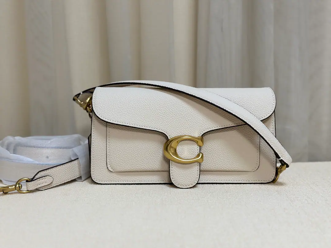 【Packaging】【Original plant level】 Lady Wine-Back. Good quality. With two shoulders. One long one can slash on one shoulder. A short shoulder belt can be a handkerchief. Put the armpit in your bag. 73995 CoachTabbyA series of handbags. But the handbill slanted. Dimensions: 26*15*7.5cmWhite black spot supply