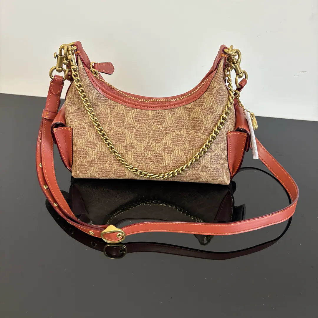 【Original factory skin】【Packaging】 Small Coach- I'm not a liar.22One pack of three. Package size22cm, It's just a cell phone., Pizza., Keys., Lipstick, The daily travel capacity is fully adequate. Bring yourself three shoulder belts.!Skin shoulder belt.+Metal chain wide shoulder belt+Long slant swirling straps. Single shoulder., Armor!, Slash three backs and switch at your heart., Three styles a day. CCR41