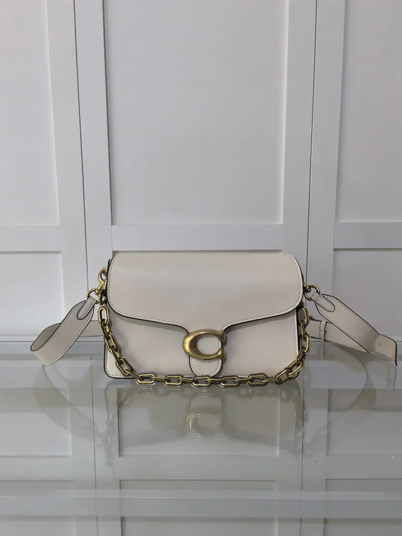 【Original factory skin】【Packaging】 Moons. chaintabby caf52 The interior layer caps were increased to be soft and flexible. A multilayered super-loading. It's very practical. Three. Shoulder belts and chains can make many styles. Dimensions26:16.5*8.5