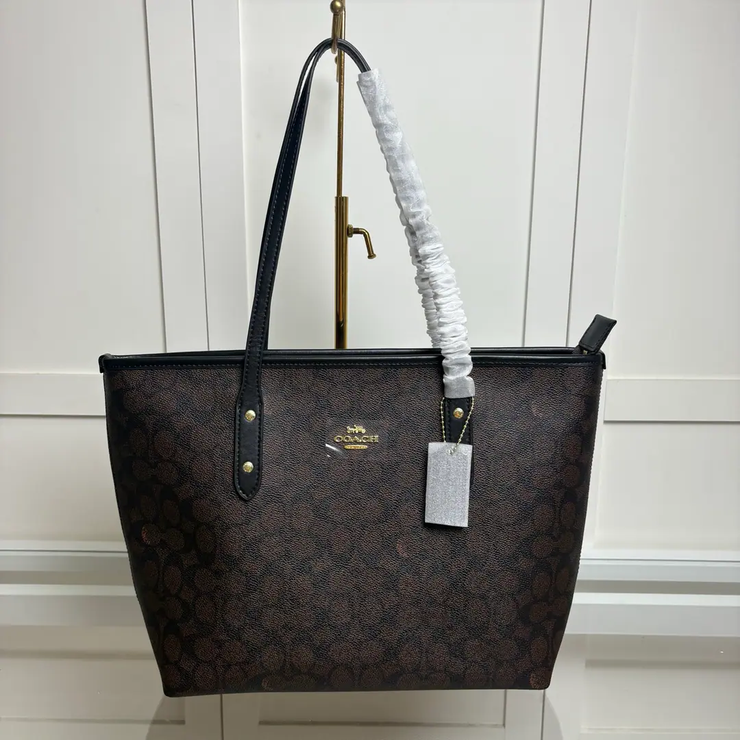 【Packaging】【Original plant level】 Coach The Queen's Shopping Bag. A lot of people like it.coachShopping bags Classic.！You can drop your daily supplies.！- It's a very convenient commute.！Dimensions: 30*10*27cm. CCQ28