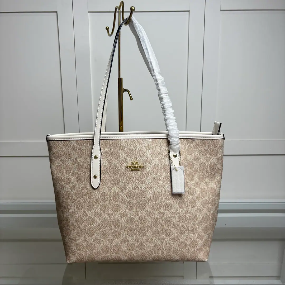 【Packaging】【Original plant level】 Coach The Queen's Shopping Bag. A lot of people like it.coachShopping bags Classic.！You can drop your daily supplies.！- It's a very convenient commute.！Dimensions: 30*10*27cm. CCQ28