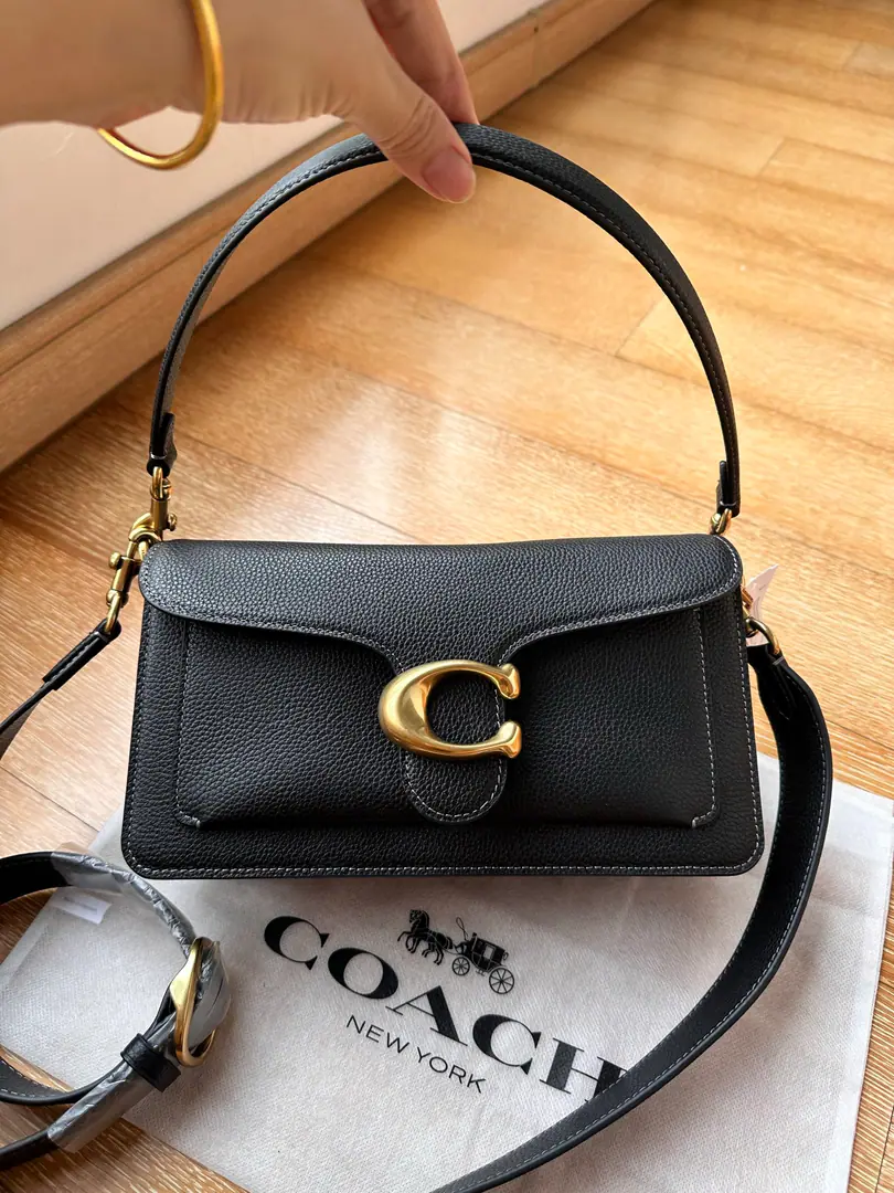 【Original factory skin】【Packaging】 CH Black quality bar.coach/The new Queen of Elmer. Head-deck skin quality New shipments. C1032 Tabby26 The new version of the Mardi Gras bag is here.～The head of a cow with a classic old flower.logoMaterial Quality is comparable.！ The new version side uses a accordion design, I've got a sense of hierarchy.！I've added a layer of inner layers., The cortex is also upgraded., ♪ And my hands are soft ♪, Quality UP UP The pattern is the same as before. Classic, A classic brand. Yes.2A strip that can be disassemble., A pack of them., But the handy.-Single shoulder.-Slash-You can make armpit bags. This color., It's a lot of style. A pack of everything.！ Dimensions: 26*15*7.5.