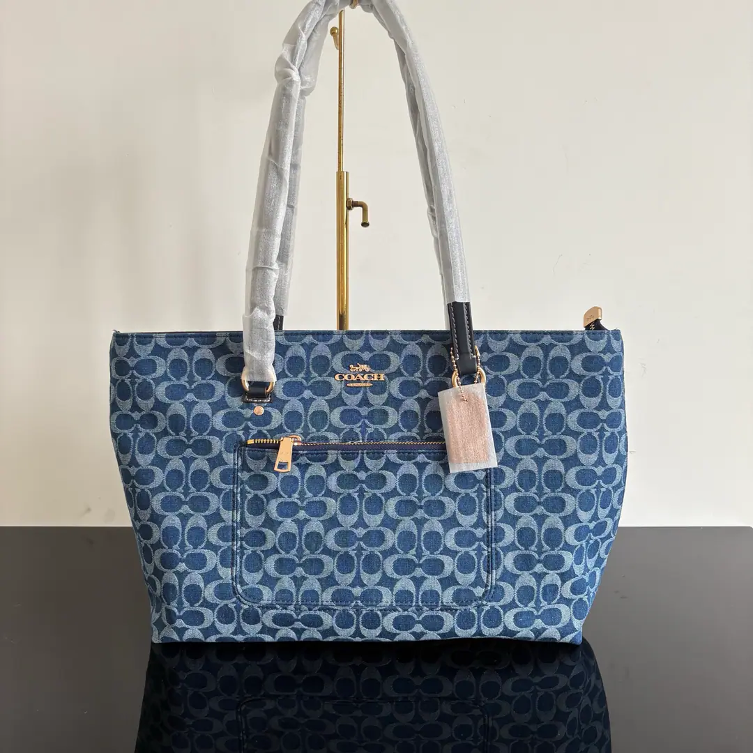 【Packaging】【Original plant level】 COACH/Miss Ulrich, the old flower.STATION 35The Tottal bag is a large capacity for a single shoulder bag. CDB88 Dimensions35*26*13