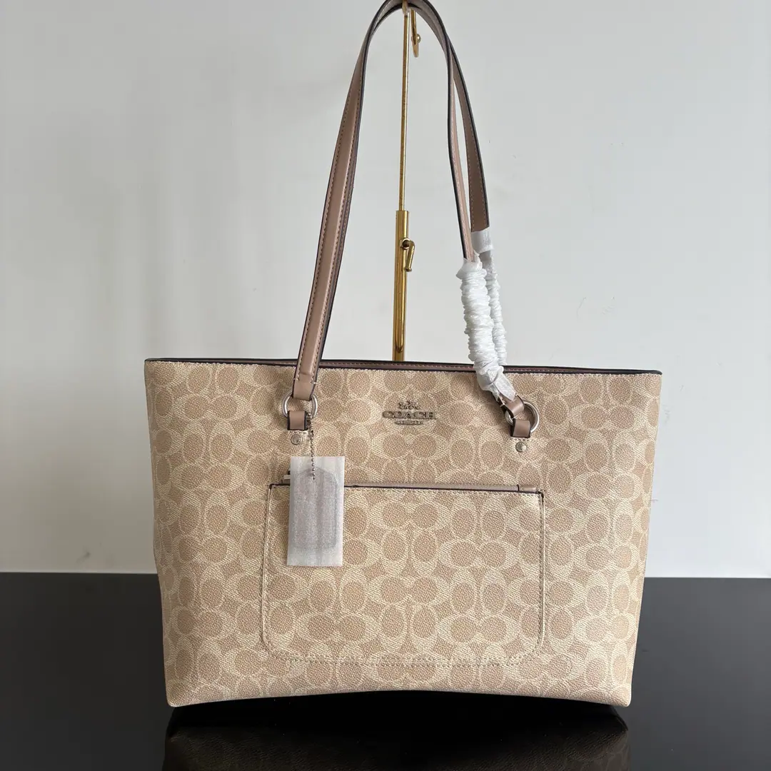 【Packaging】【Original plant level】 COACH/Miss Ulrich, the old flower.STATION 35The Tottal bag is a large capacity for a single shoulder bag. CCD69 Dimensions35*26*13