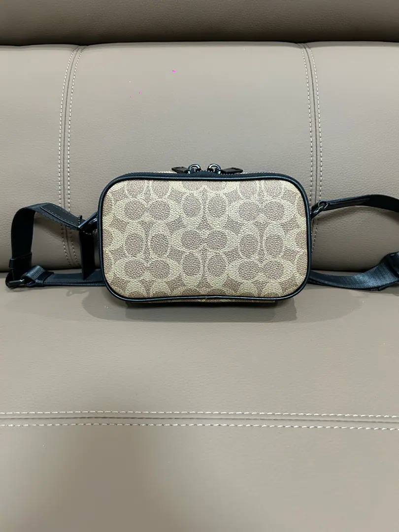 【Packaging】【Original plant level】 COACHCork! CET55 Colton 19 The classic old flower brown. Leisure Cow leather. Slanting bag A small new camera bag for a man. Black Dimensions19×6×11